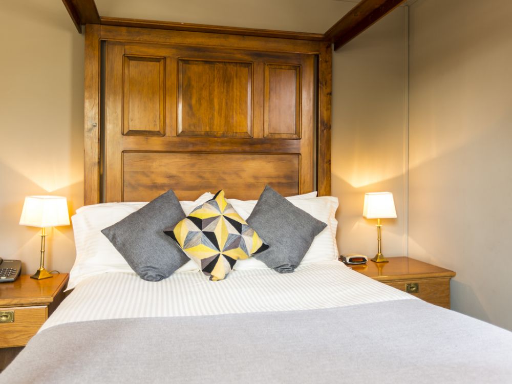 2-main-fourposterbedroomflackleyasheastsussex.jpg