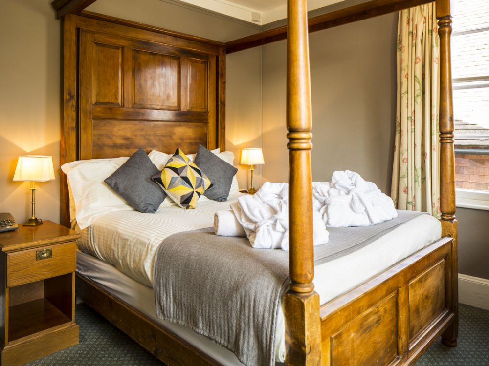 3-main-fourposterroomflackleyashpeasmarsh.jpg