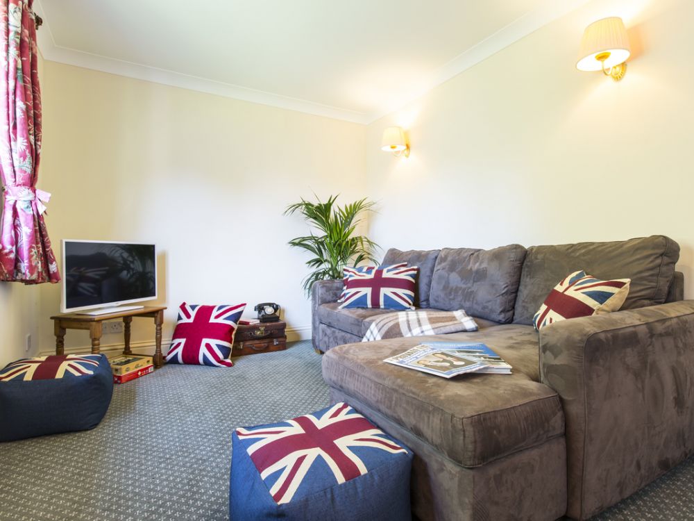 main-suitefamilyroomflackleyashhotel.jpg