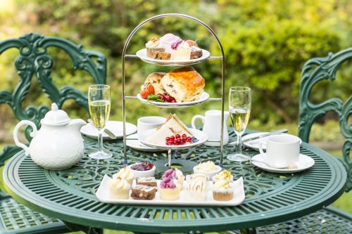 Afternoon tea alfresco